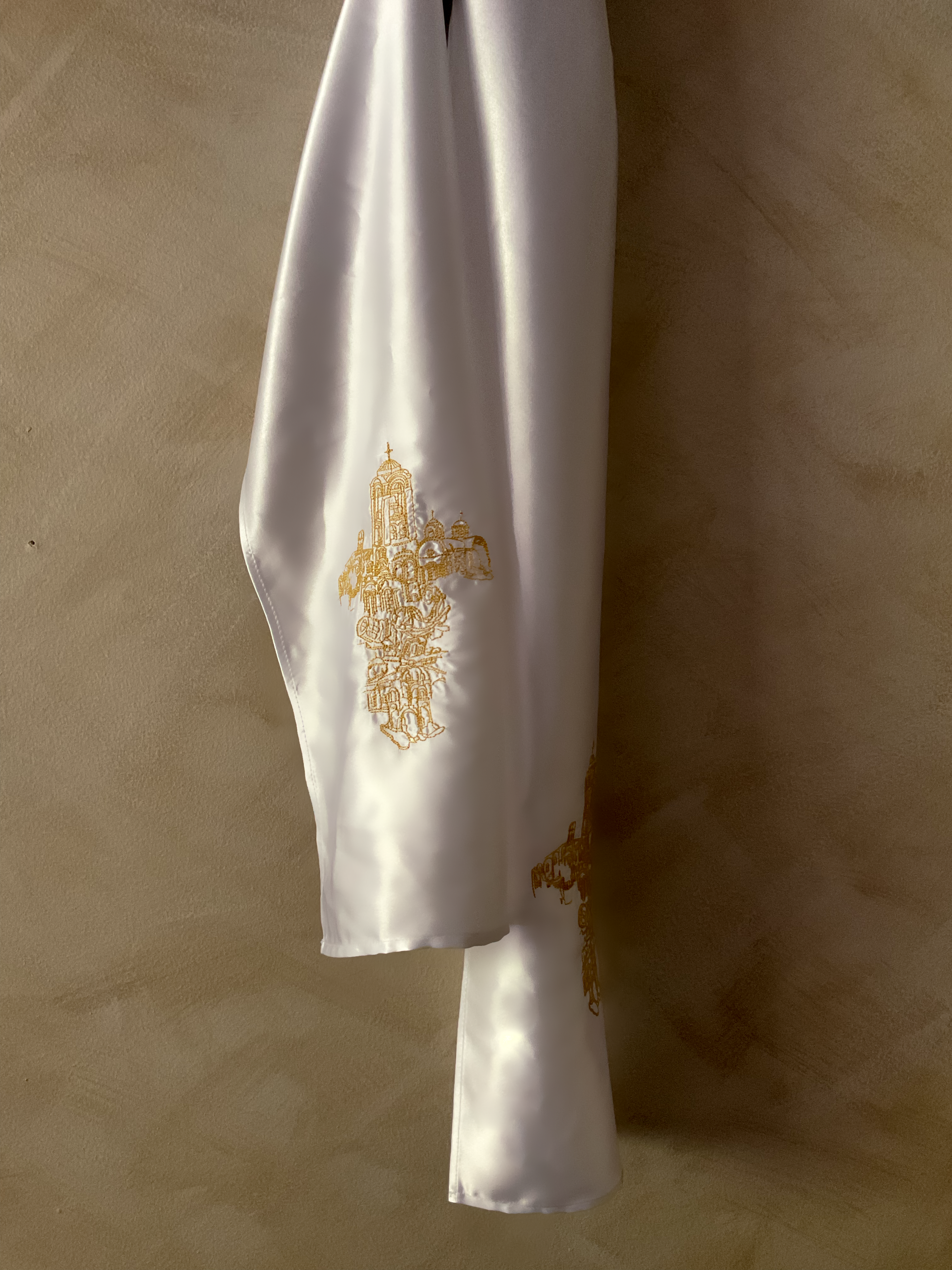 White Mušutište scarf with gold embroidery by House of Mati